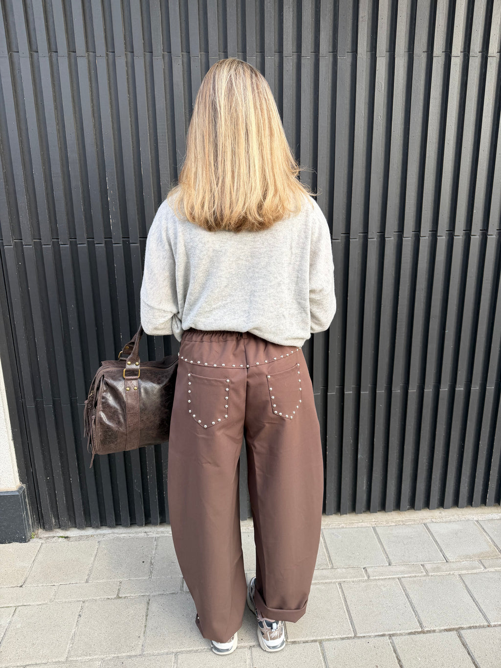 PANTALON SILKE À CLOUS MARRON