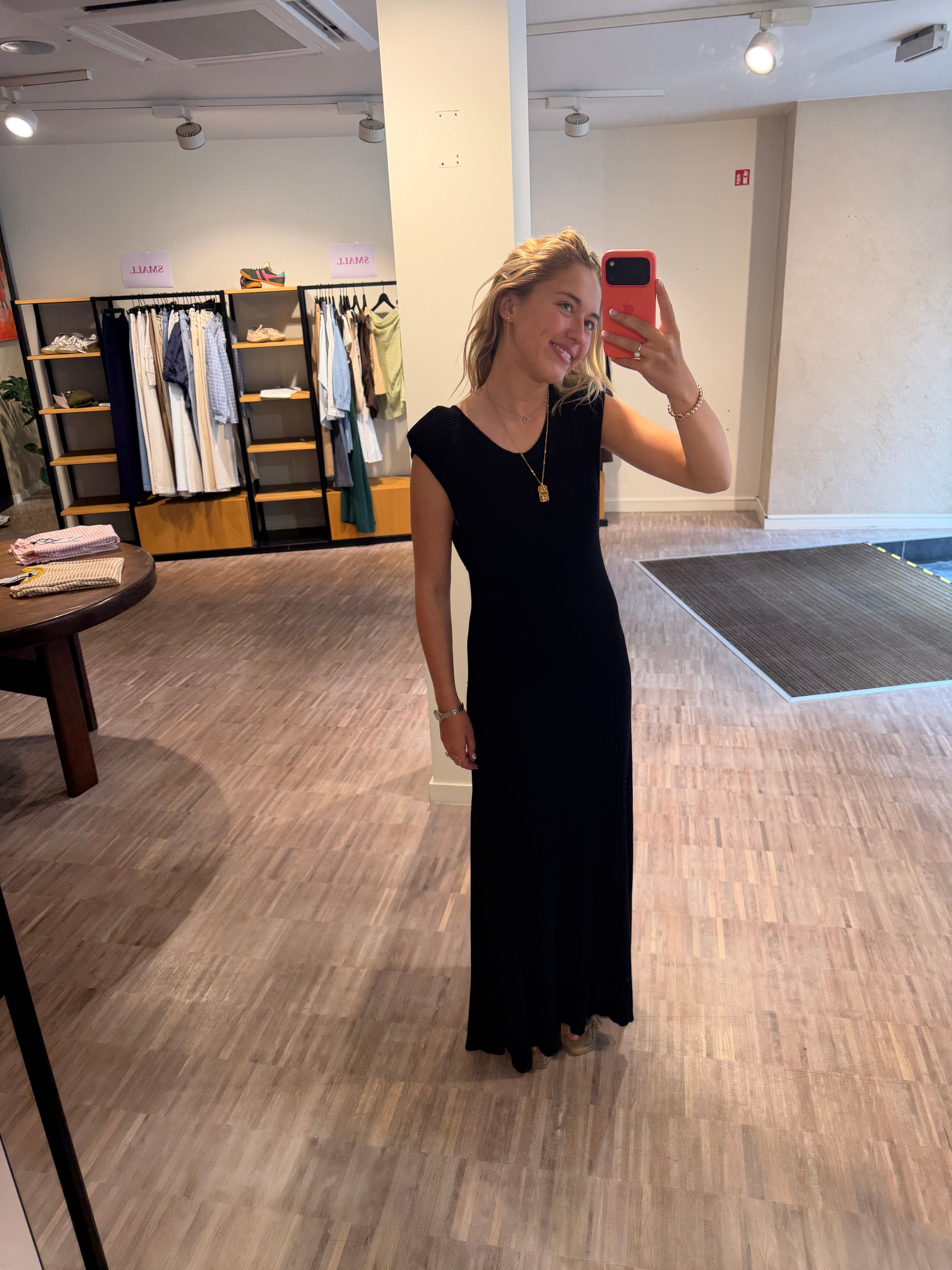 MAE KLEED ZWART