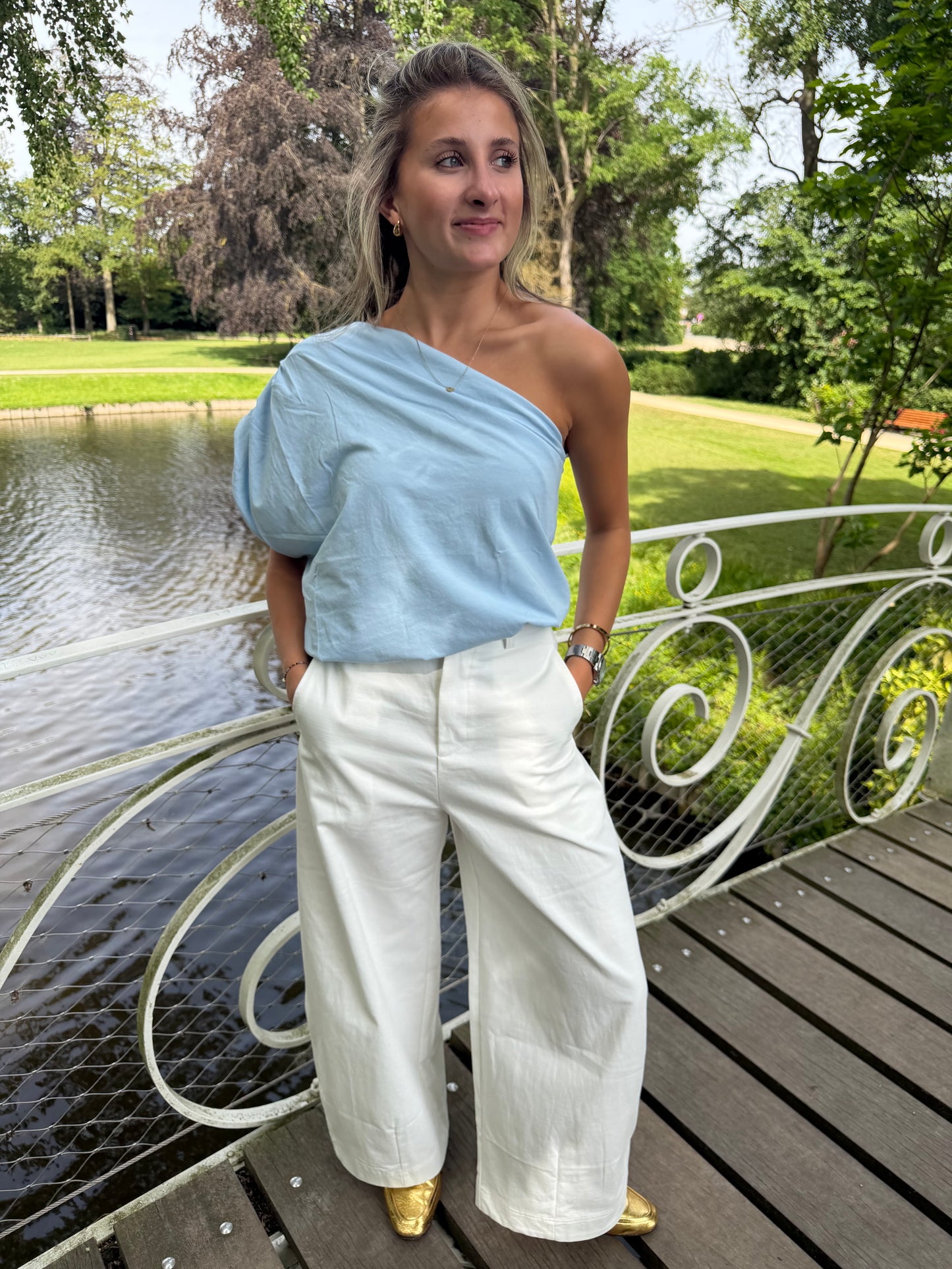 OLIVIA OFF SHOULDER TOP LICHTBLAUW