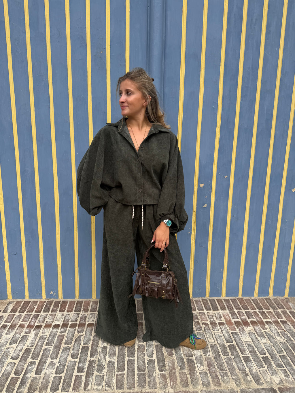 PANTALON EN VELOURS MAE KAKI